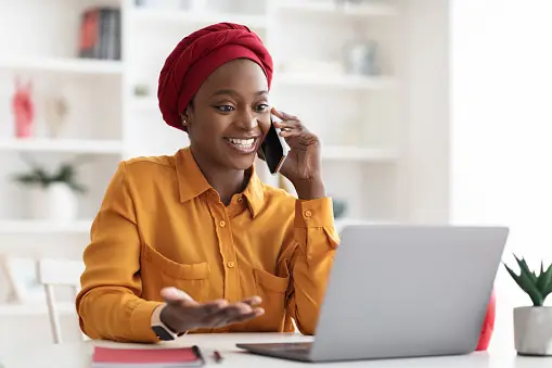 A real estate agent talking to a seller in a seller's market